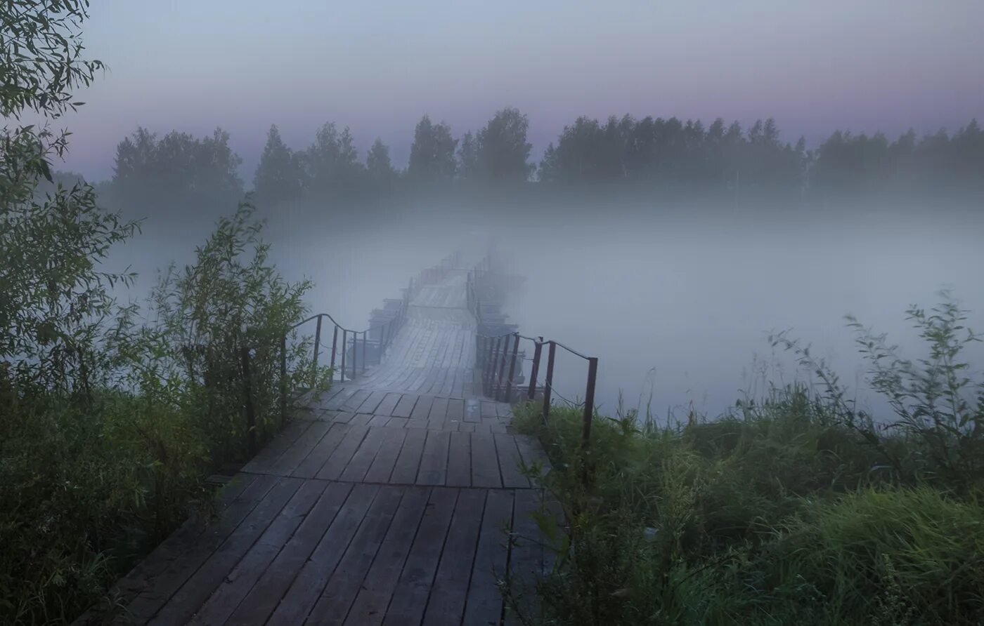 Видно б ни. Река Солоница. Стелется туман храм деревня. Озеро туман Кондинский район. Река Солоница Ярославская область.