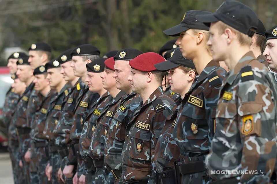 Женщины в шляпах на параде. Мчс и пожарные в беларуси. Форма беларусь минск. Форма беларусь минск. Форма беларусь минск.
