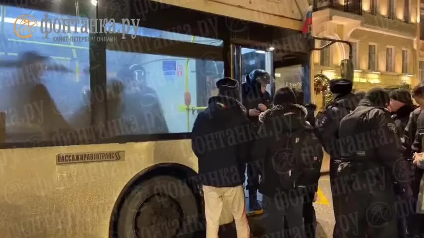 В петербурге задержали мигрантов в новогоднюю ночь. В петербурге задержали мигрантов в новогоднюю ночь