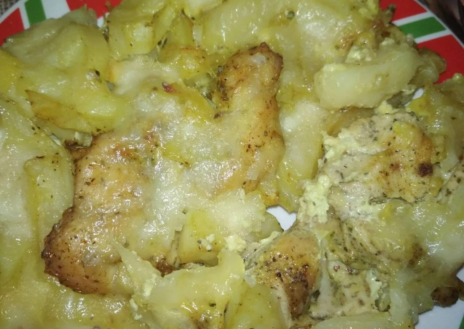 Куриное филе с картошкой в духовке. Картофель с куриным филе. Картошка с куриным филе в духовке. Картошка с грудкой в духовке с майонезом.