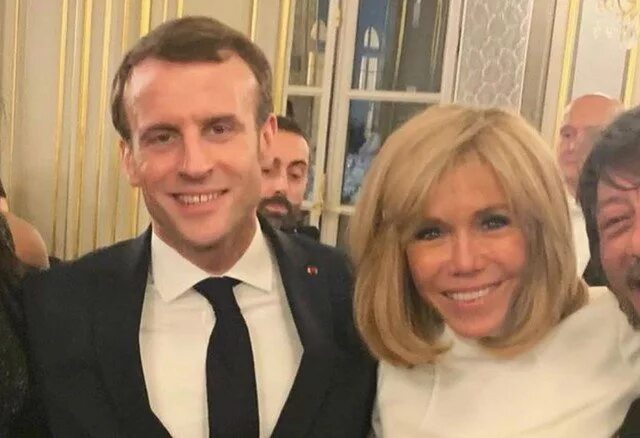 Жена макрона трансгендер доказательства. Жена президента Франции 2020. Макрон Эммануэль с женой. Жена президента Франции Макрона Озьер. Макрон Эммануэль с женой разница в возрасте.