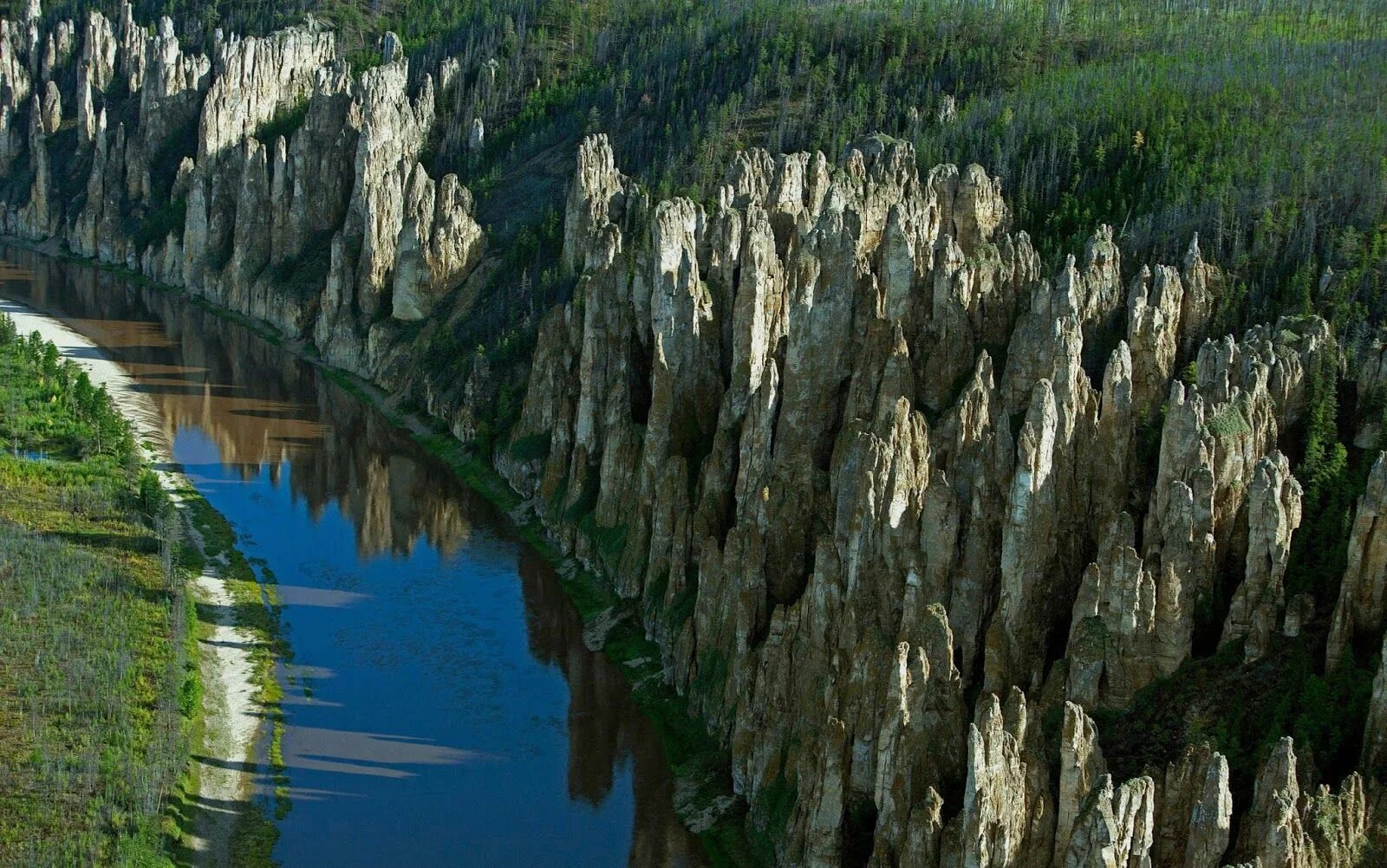 Река Лена Ленские столбы. Синские скалы Якутия. Ленские столбы в Якутии. Синские столбы Саха Якутия.