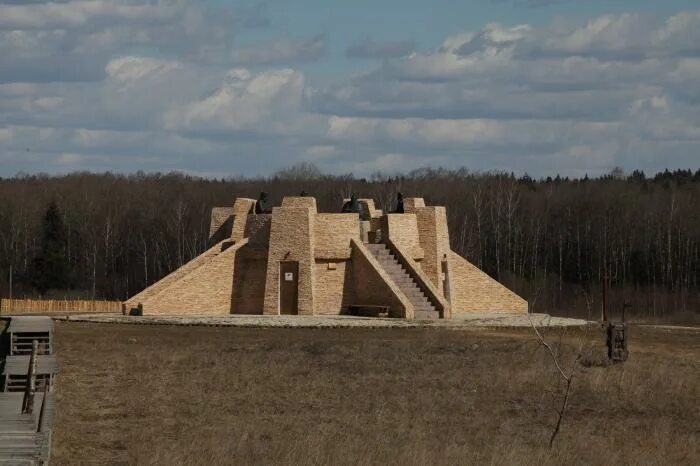 Село никитское домодедовский. Домодедовская пирамида зиккурат. пирамида в домодедово в никитском. зиккурат в домодедово. домодедовская пирамида село никитское.