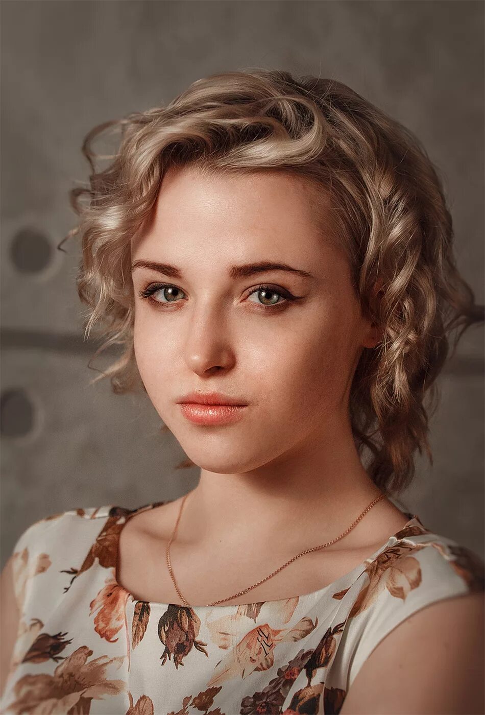 девушка особа. арт съемка портрет. женщина улыбается. девушка особа. фото леры.