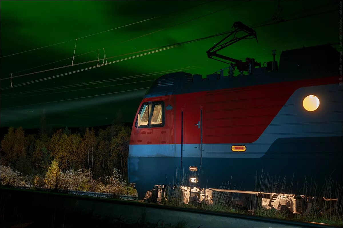 На стоянке электровоз. Электровоз вл 80 ночью. Прожектор вл80. Вл-10 электровоз ночью. Кабина вл80 ночью.