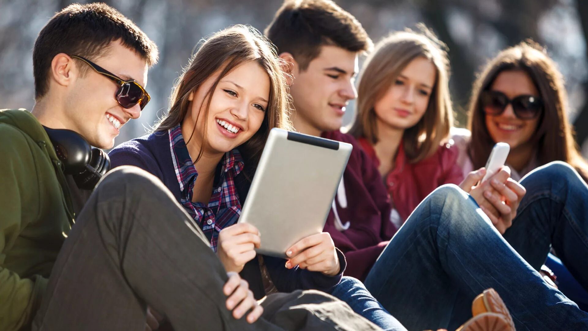 Дети нового поколения в телефонах. Подростковый коллектив. Педагог психолог. Здоровый ребенок. Воспитание подрастающего поколения.