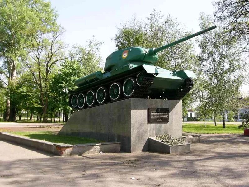 Танк т-34 дорогобуж. Музей танка т-34 в подмосковье. Танки на пьедесталах. Памятники танку т-34 в россии. Музей танка т-34 шолохово.