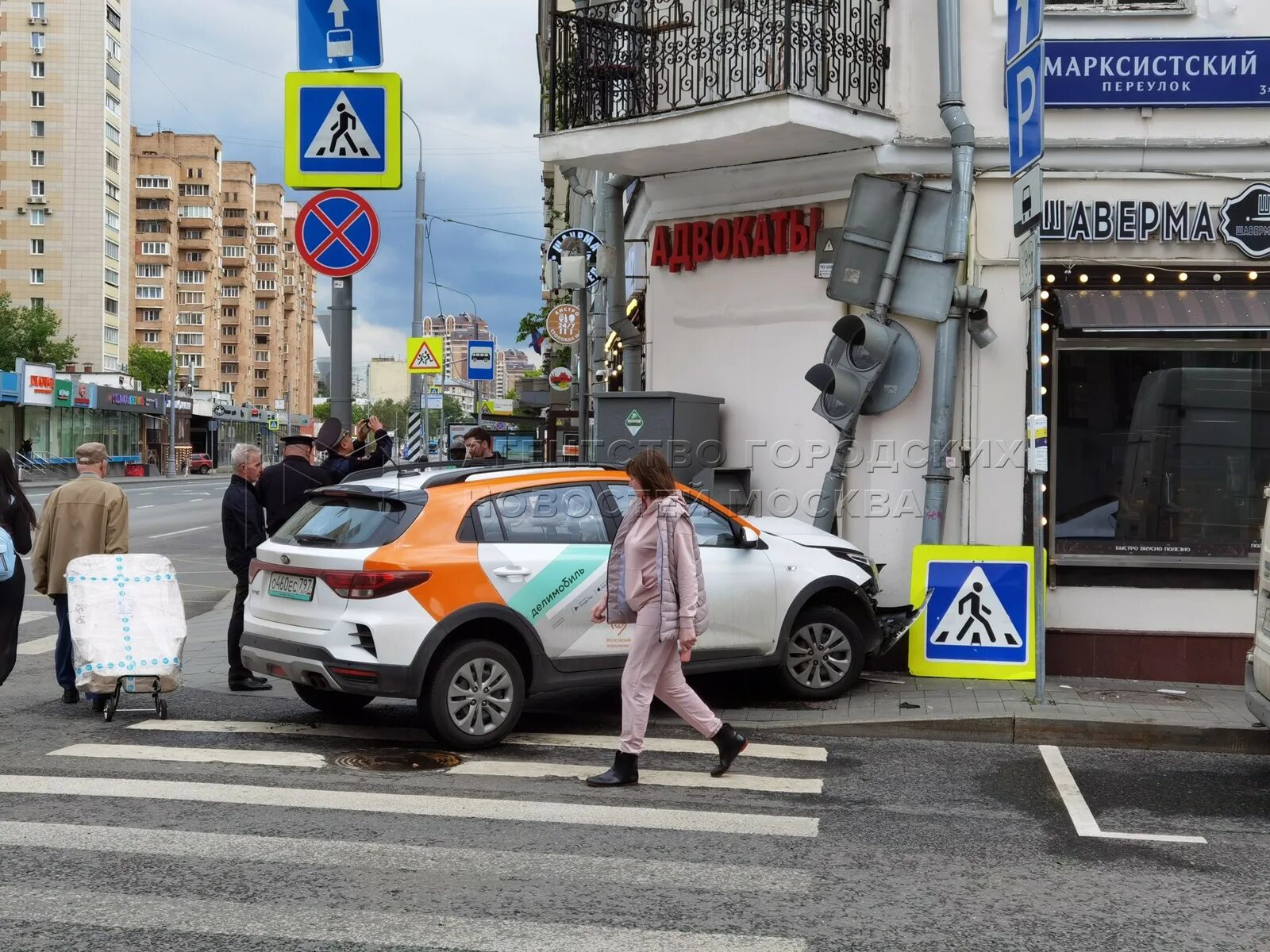 Дтп на кутузовском губденский. Дтп на зубовском бульваре 24 июня 2022. Дтп на зубовском бульваре в москве. Врезался в москве. Врезался в москве.