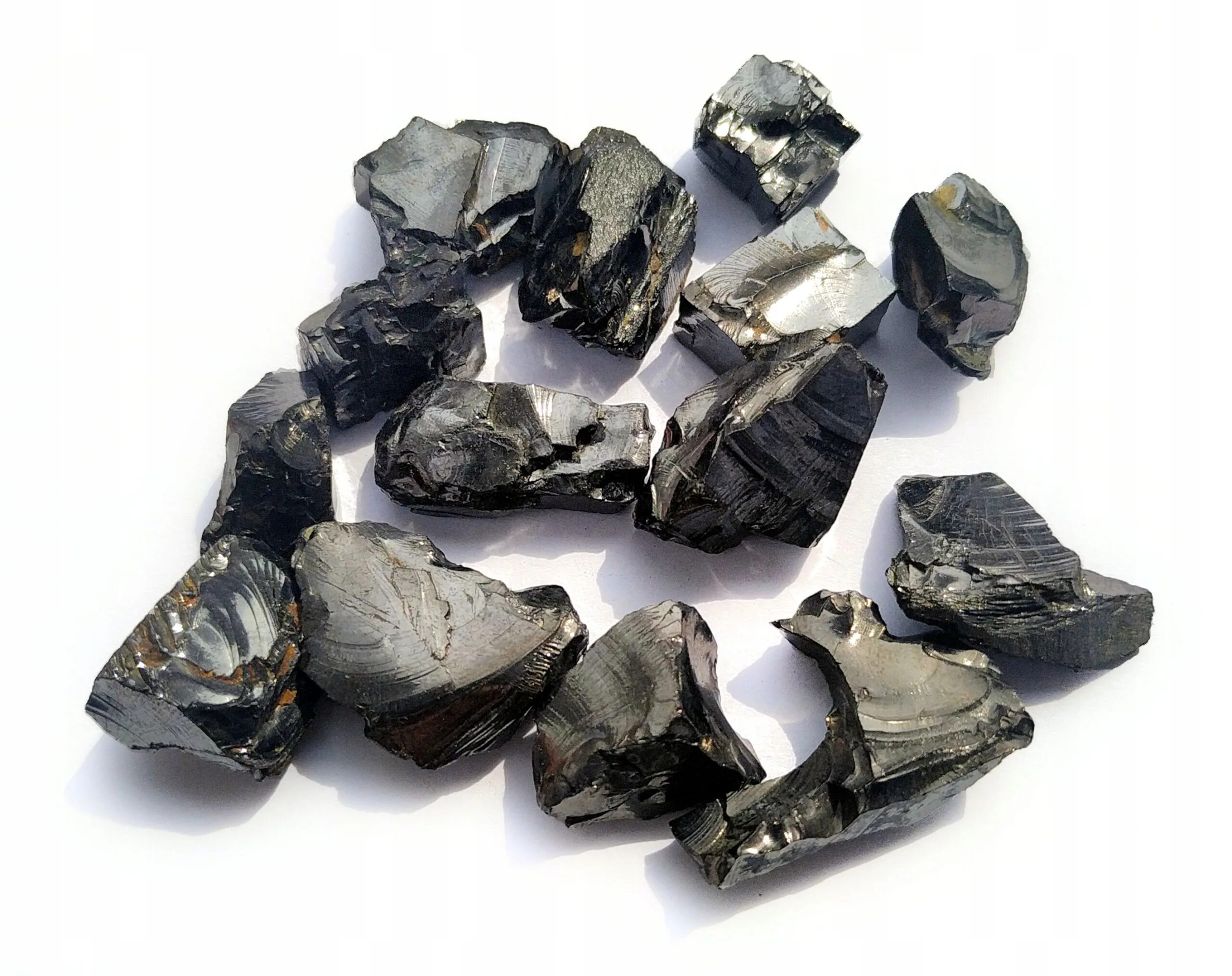 Какой камень добывают в карелии кроме шунгита. Камень Карелии шунгит. Шунгит черный минерал. Кремень шунгит кварц. Барабанный шунгит.