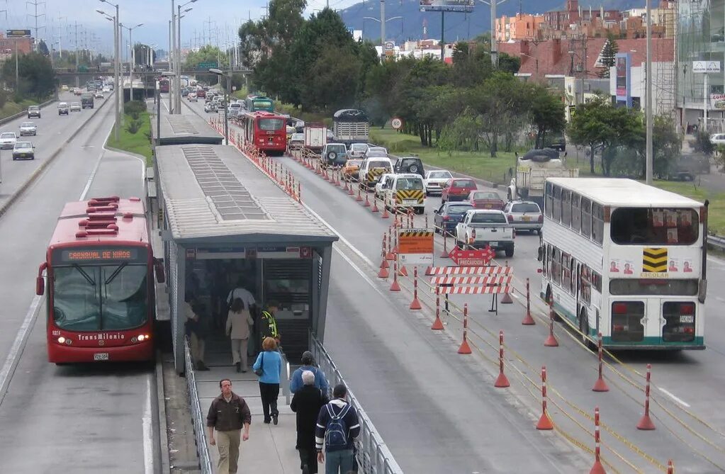 Автобус дос. Скоростной автобус Боготы. Скоростной Автобусный транспорт. Скоростные автобусы в Эквадоре. Троллейбус в Боготе.