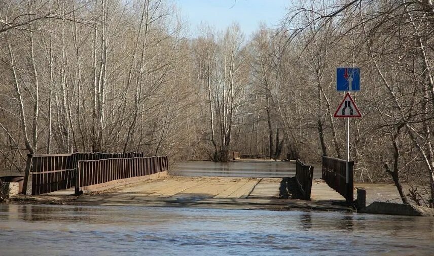 Урал Новотроицк два моста. Река Урал Новотроицк. Новотроицк Урал в районе мостов. Река Урал Новотроицк уровень. Новотроицк паводок сегодня