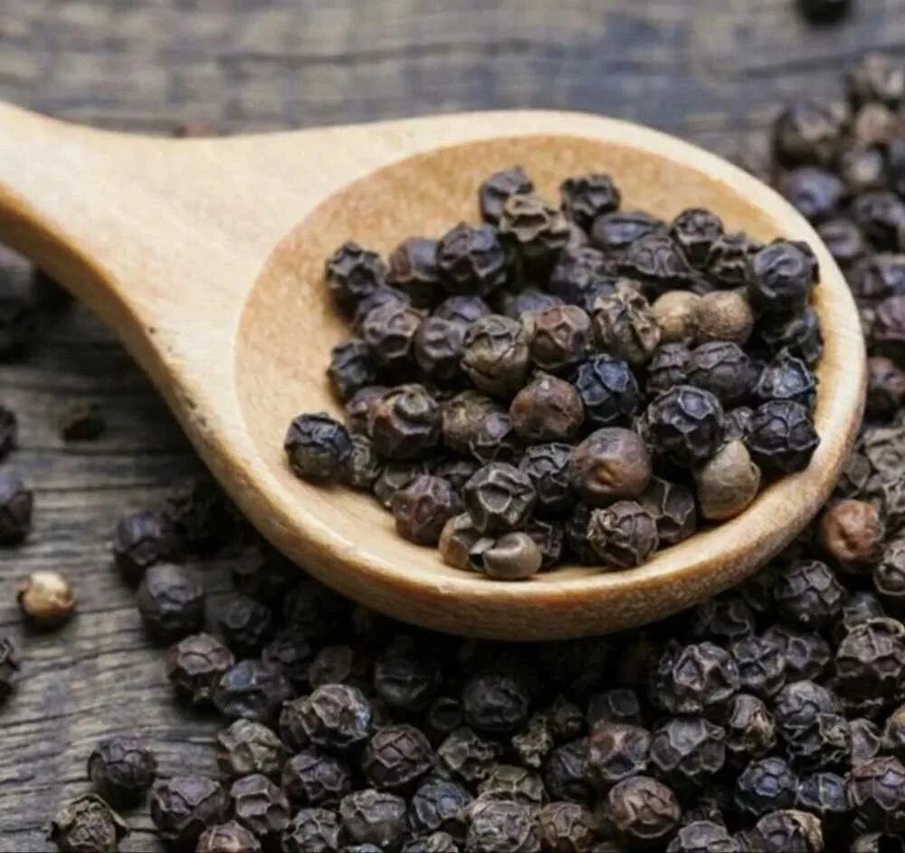 Перец чёрный горошек. Черный перец горошком при диарее. Душистый перец и черный перец. Чёрный перец от диареи горошком. Чёрный перец горошком при диарее.