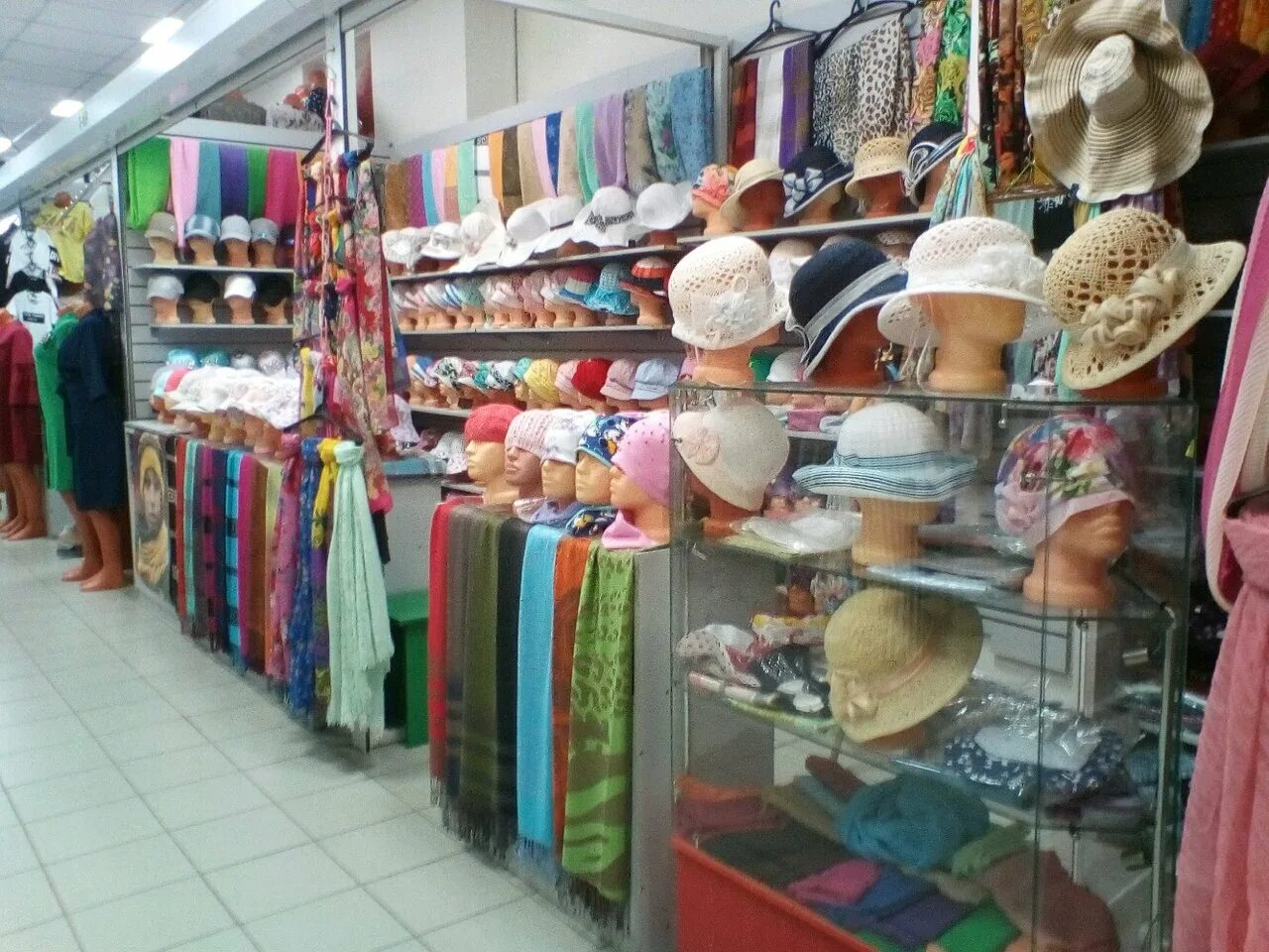 отдел головных уборов. магазин головных уборов интерьер. отдел головных уборов. выкладка головных уборов. отдела головных уборов.