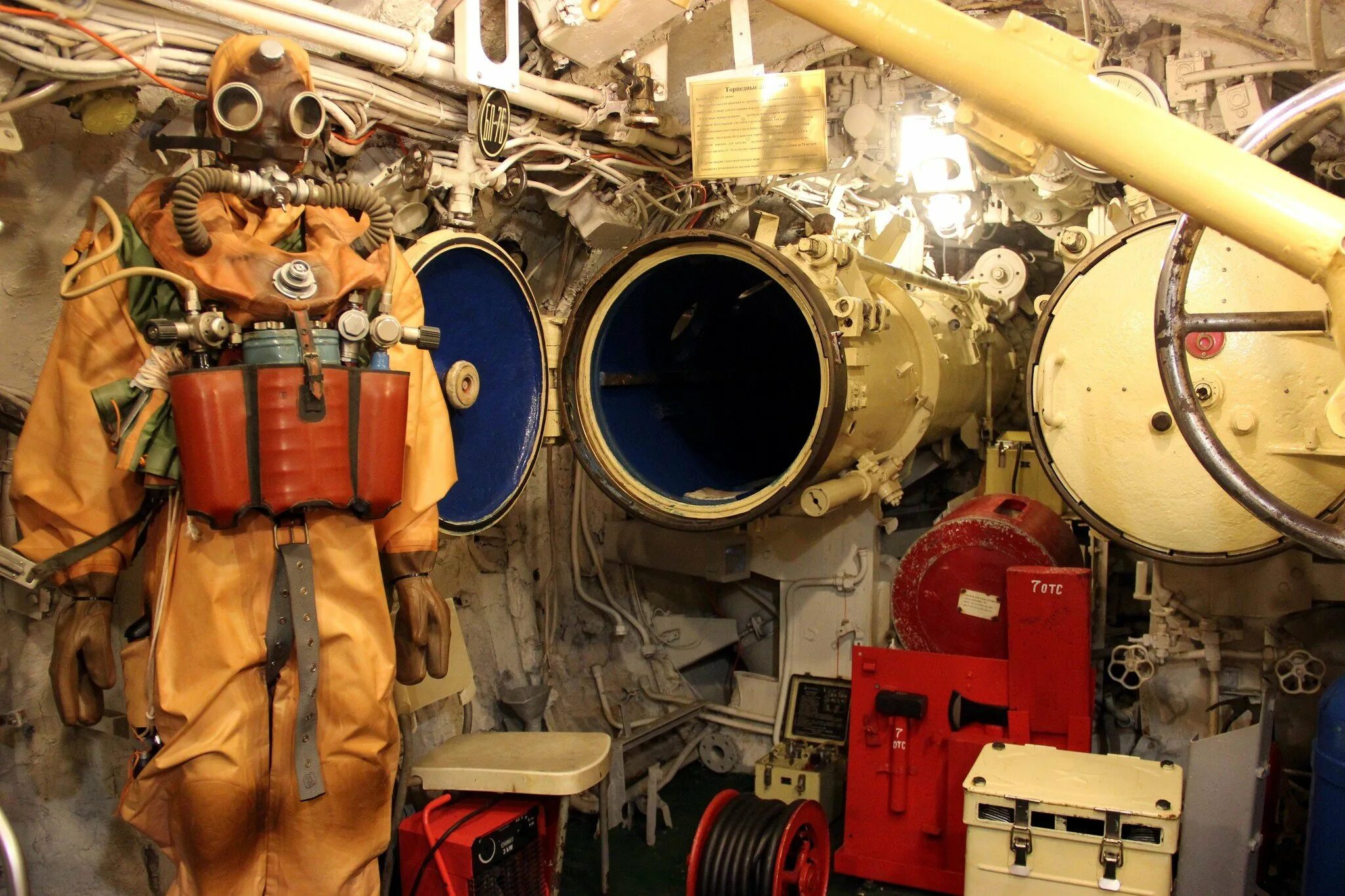 Плавучий музей «подводная лодка с-189». Пульт управления подводной лодкой u110. Манометр подводной лодки. Приборы подводной лодки. Крышка торпедного аппарата.