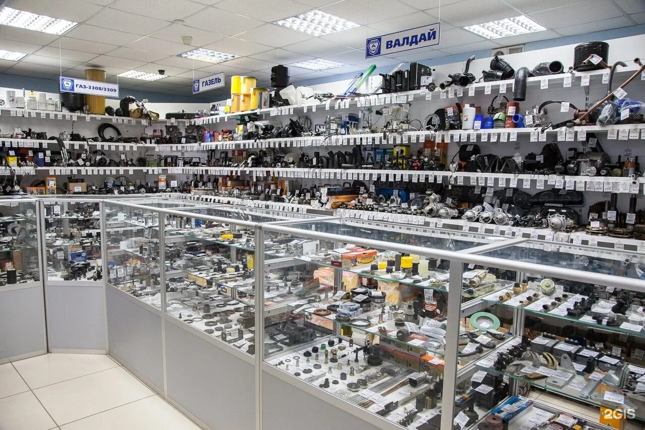 Магазин автозапчастей. Оригинальные запчасти камаз. Витрина автоаксессуары. Оригинальный магазин автозапчастей. Автозапчастей камаз маз урал.