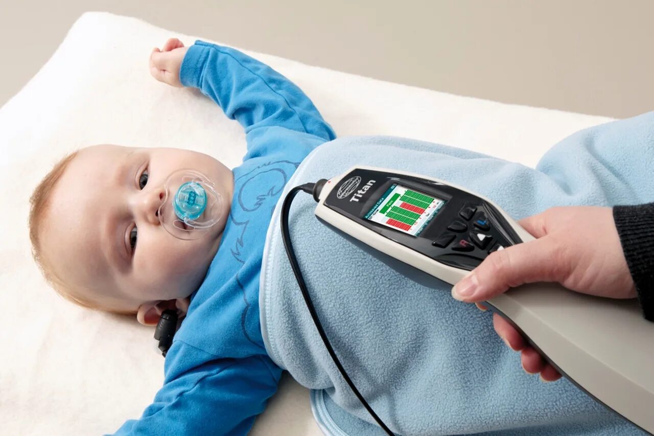 Как называется проверка слуха у детей. Исследование уха тимпанометрия. Как называется проверка слуха у детей. Аппарат для проверки слуха у детей. Аудиологический скрининг слуха у детей.