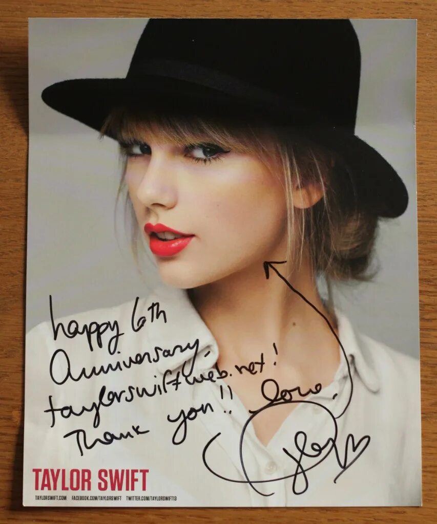 Swift 44. Taylor swift автограф. тейлор свифт поздравляет с днем рождения. тейлор свифт упаковочная бумага.