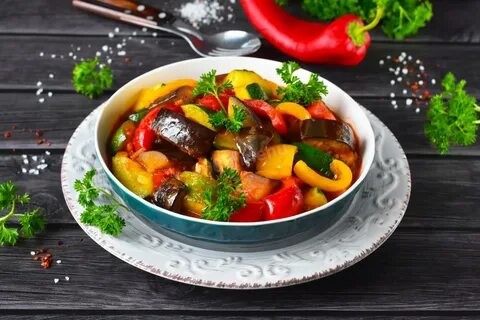 Баклажаны с мясом в казане на плите