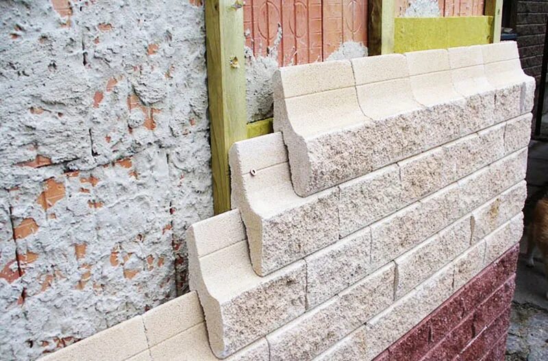 Кирпичный фасад без раствора. Фасад под камень новабрик. Каменщик укладка кирпича. Кирпичный фасад без раствора. Докомпановка кирпичной кладки.