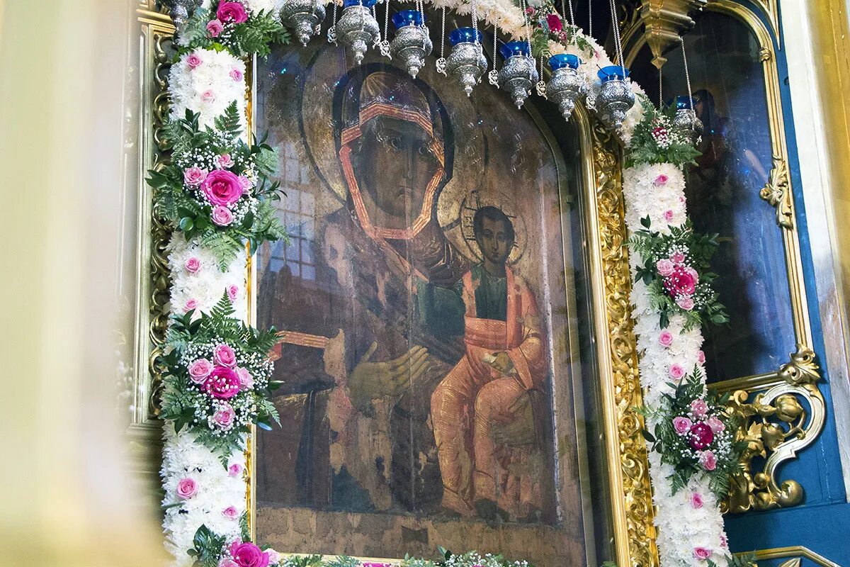 Икона божией матери одигитрия смоленская в успенском соборе. Успенский собор смоленск икона одигитрия. Икона божией матери одигитрия смоленская в успенском соборе. Смоленская икона божией матери надвратная. Одигитрия смоленская икона успенский собор.