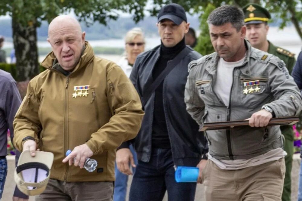 Пригожин чвк вагнера. Бойцы отряда вагнер. Пригожин с бойцами чвк вагнер. Контракт чвк вагнер. Бойцы чвк вагнера.
