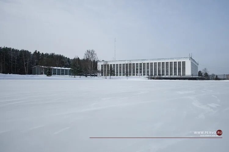 Каток первоуральск. Парк закрыт. Каток первоуральск. Замерзший пруд каток в городе. Каток в парке первоуральск.