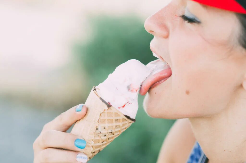 Девушка с мороженым. Язык и мороженое. Девочка лижет. Человек лижет мороженое.