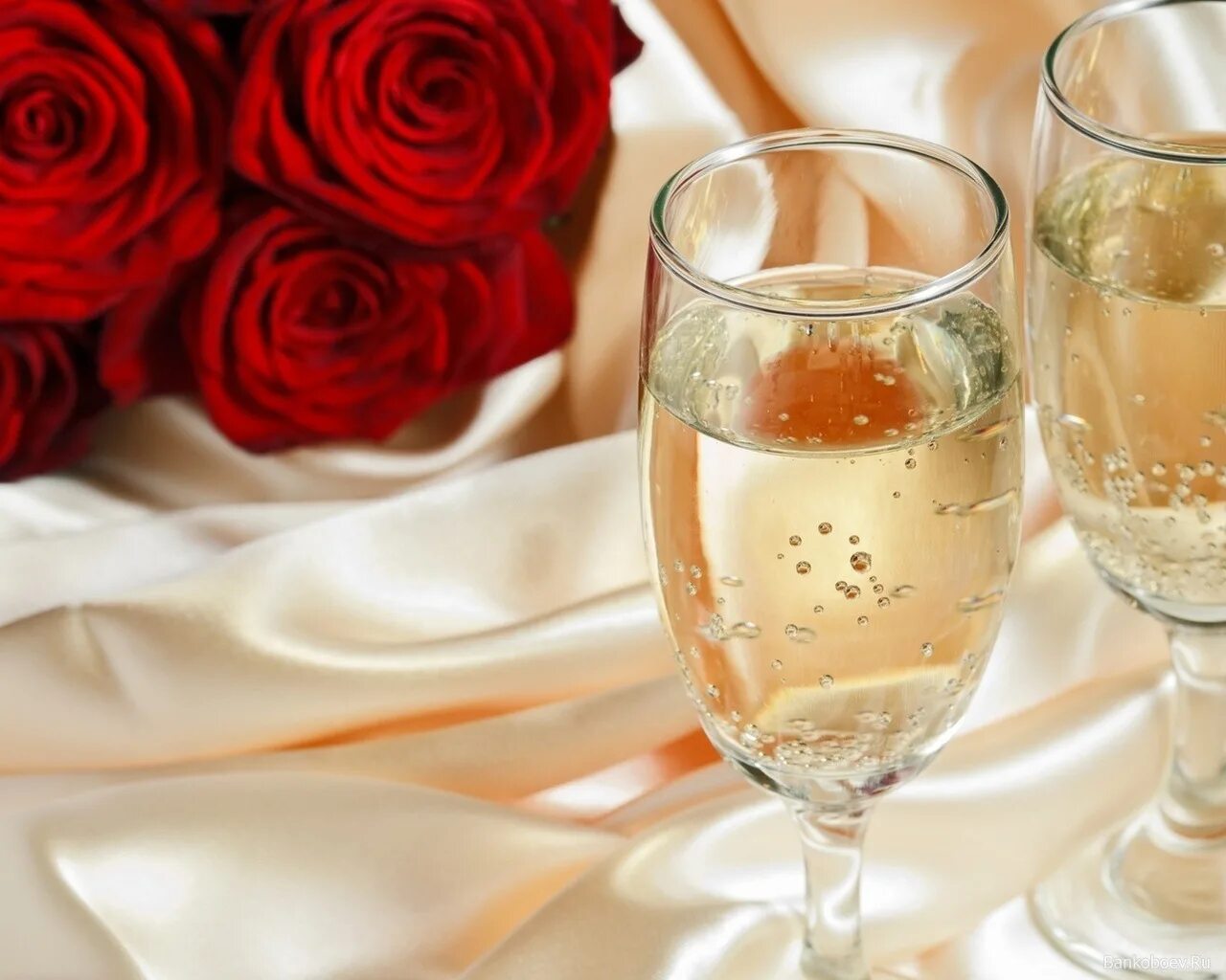 Поздравления 37 лет совместной. Красивые бокалы. Шампанское и розы. С юбилеем бокалы. Цветы и шампанское.