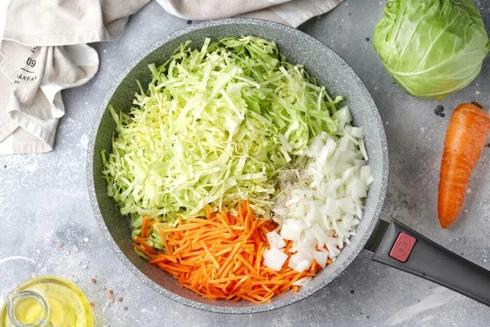 Капуста с рисом и морковью. Гарнир к тушеной капусте. рис с капустой на сковороде. рис морковка и капуста. капуста с рисом тушеная на сковороде.