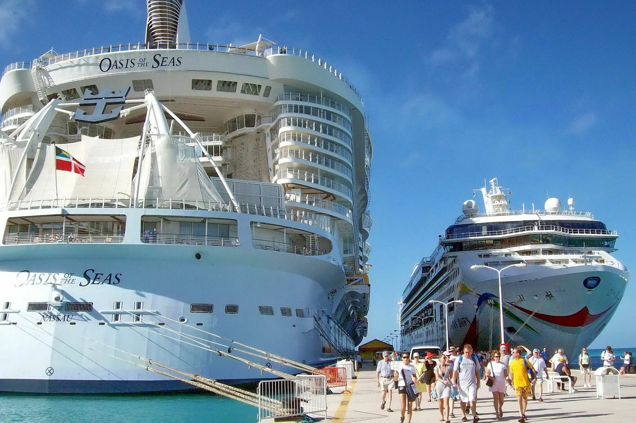 Круизный лайнер Оазис. Оазис морей круизный. Лайнер Oasis of the Seas. Оазис морей 2 круизный лайнер.