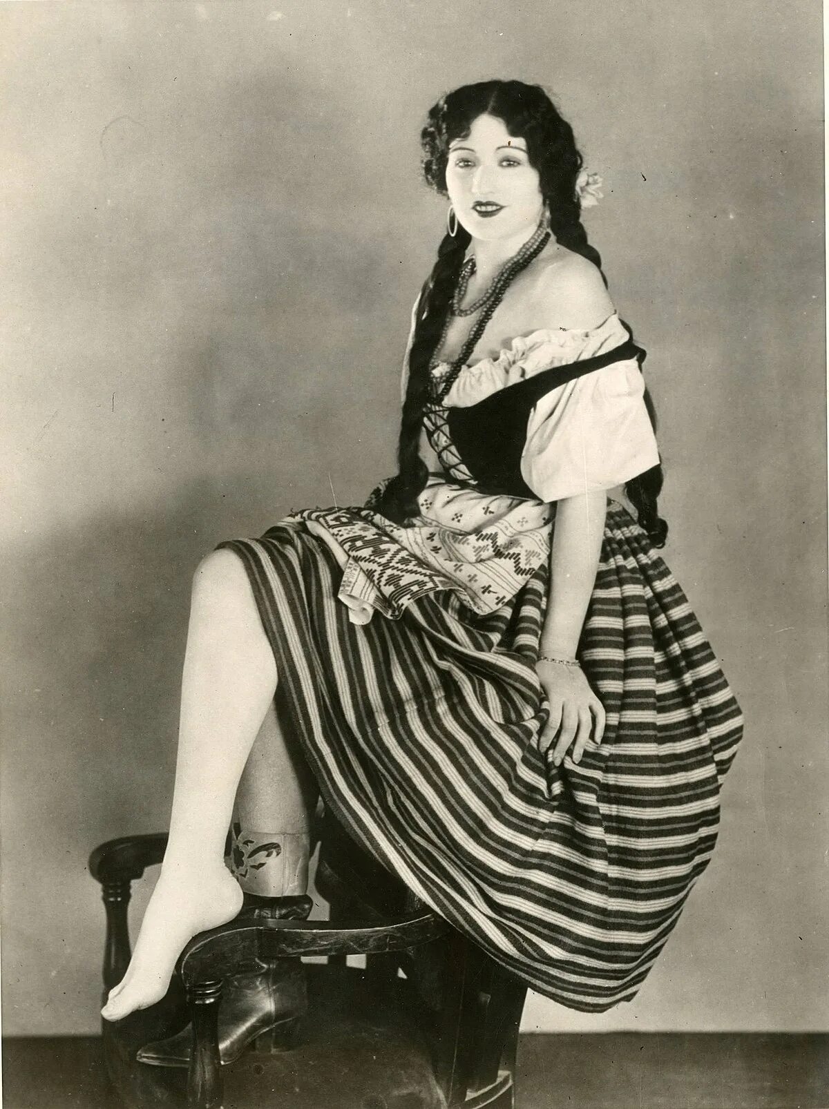 Клер боротра французская актриса. Клэр де. Клэр де. Вольтарина де клер. Клер де лун духи.