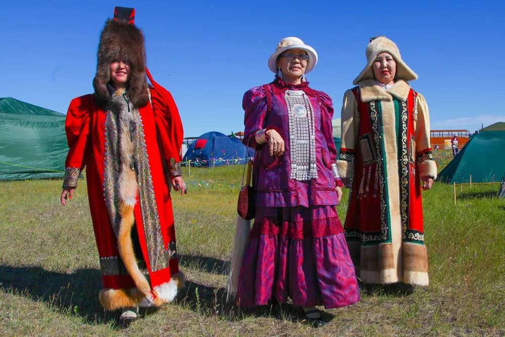 Национальный костюм якутов Ысыах. Нац одежда якутов Ысыах. Якутская народная одежда якутов. Якутск Республика Саха Якутия национальный костюм. Якутская традиционная