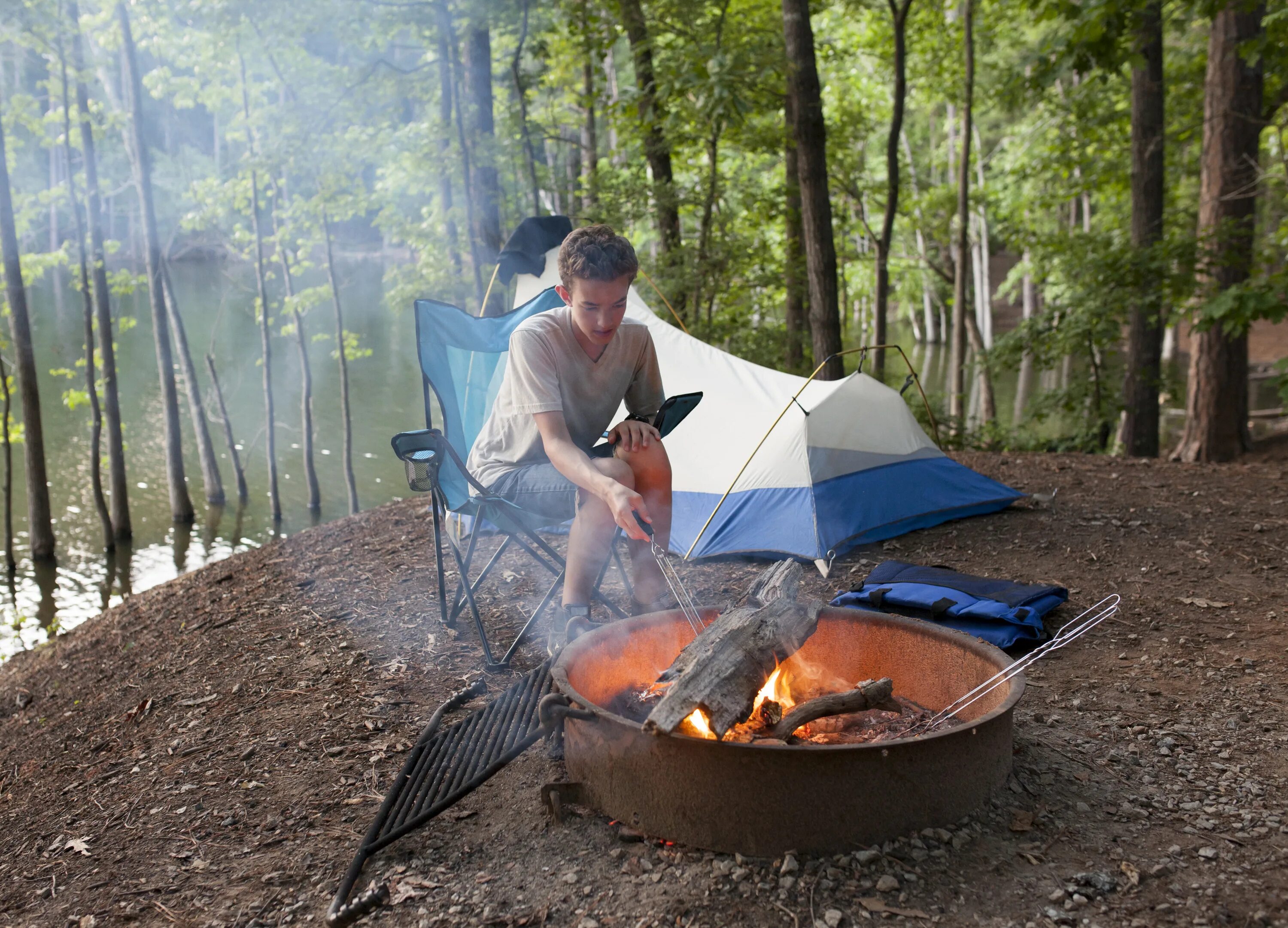 Палаточный лагерь для подростков. Вылазка на природу с палатками. Camping and Picnic preparation. He is at camp