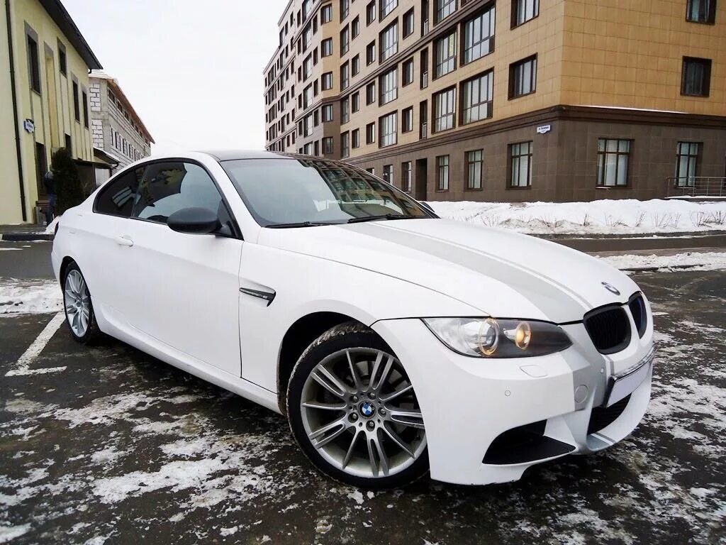 БМВ 3 купе белая. BMW 330i белая. БМВ 330 е92. Белый BMW e90 антихром. Купить белую бмв