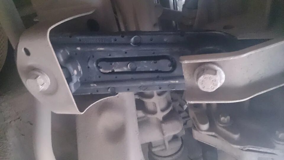 Замена подушек рено логан. Опора двигателя логан 2. Подушка двигателя рено логан своими руками. Нижняя опора двигателя рено логан 2. Замена подушек рено логан.