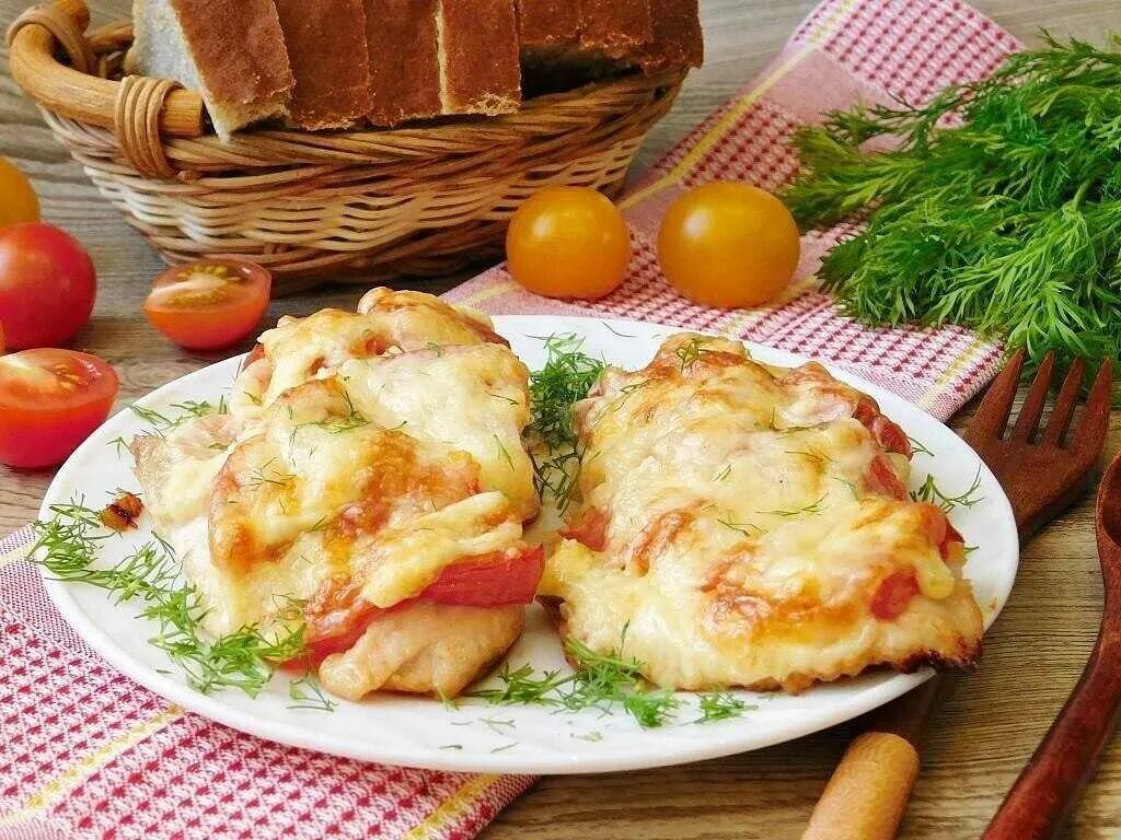 Индейка с сыром по французски. Мясо по французски. Куриные грудки по-французски. Куриная грудка под сыром. Мясо по французски из курицы.