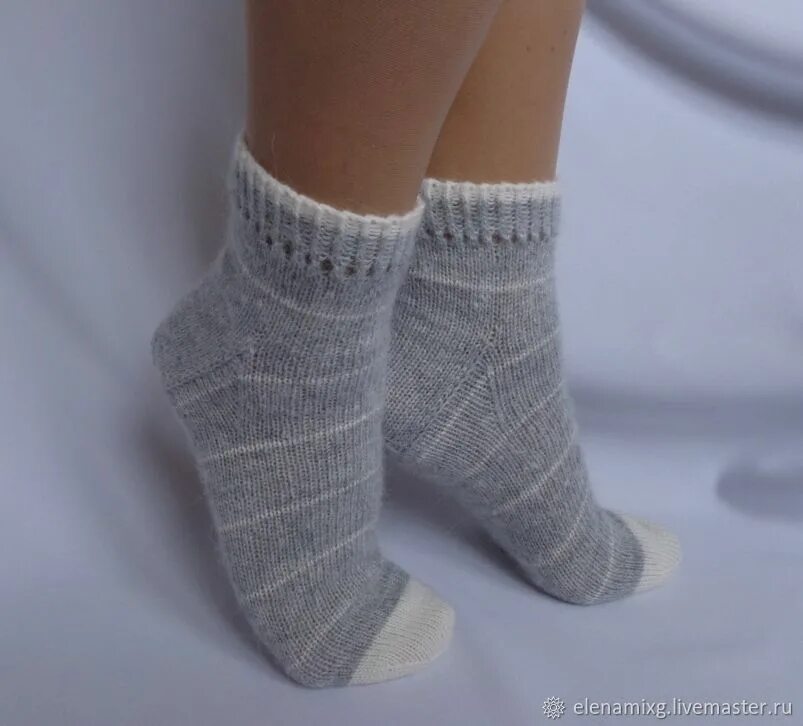 Носки спицами новые модели. Вязаные носочки. Шерстяные носочки женские. Носки шерстяные вязаные. Вязаные носки женские.