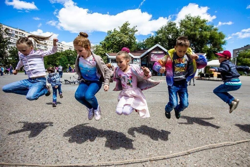 Во что поиграть в 3 на улице. Дети во дворе. Дети играют на улице. Игры во дворе. Игры для детей на улице летом.