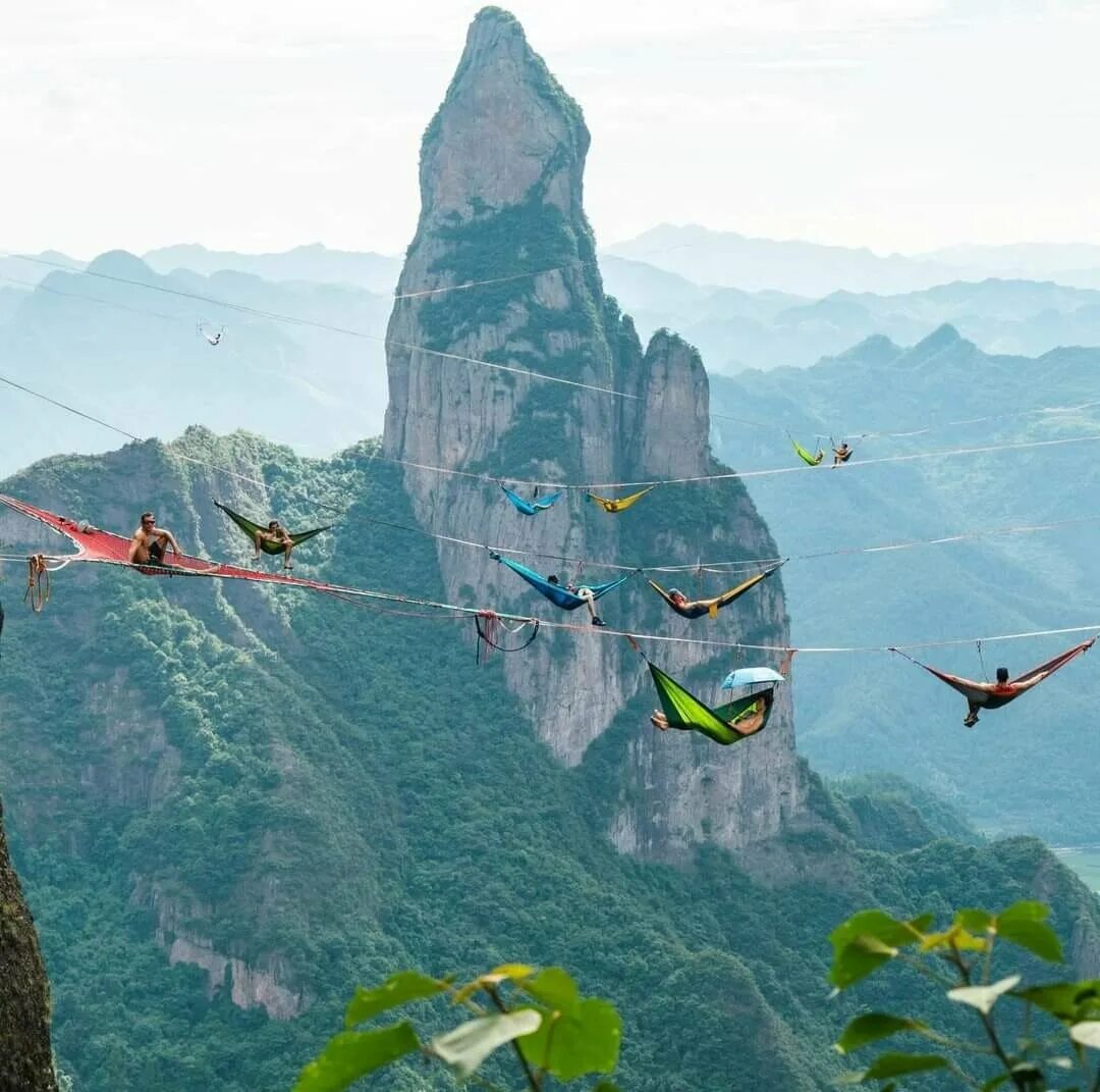 Sky camp. Птица в горах Китая. Скай Кэмп. Скай Кэмп фото. Фото интересных достижений Китая.