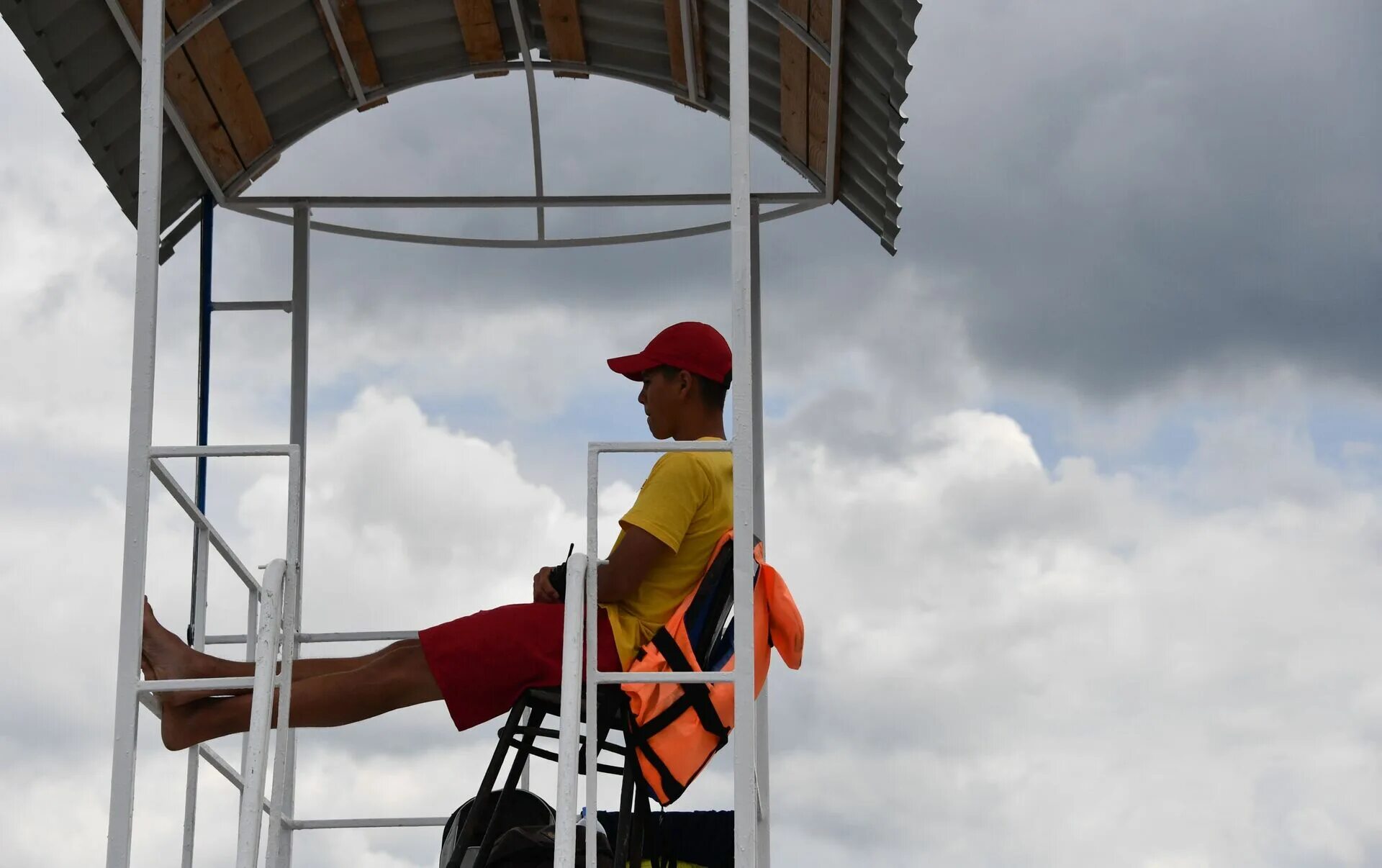 Смотровая вышка на пляже. Спасательная вышка. Пляжная вышка спасателя. Вышка спасателя. Вышка спасателя.