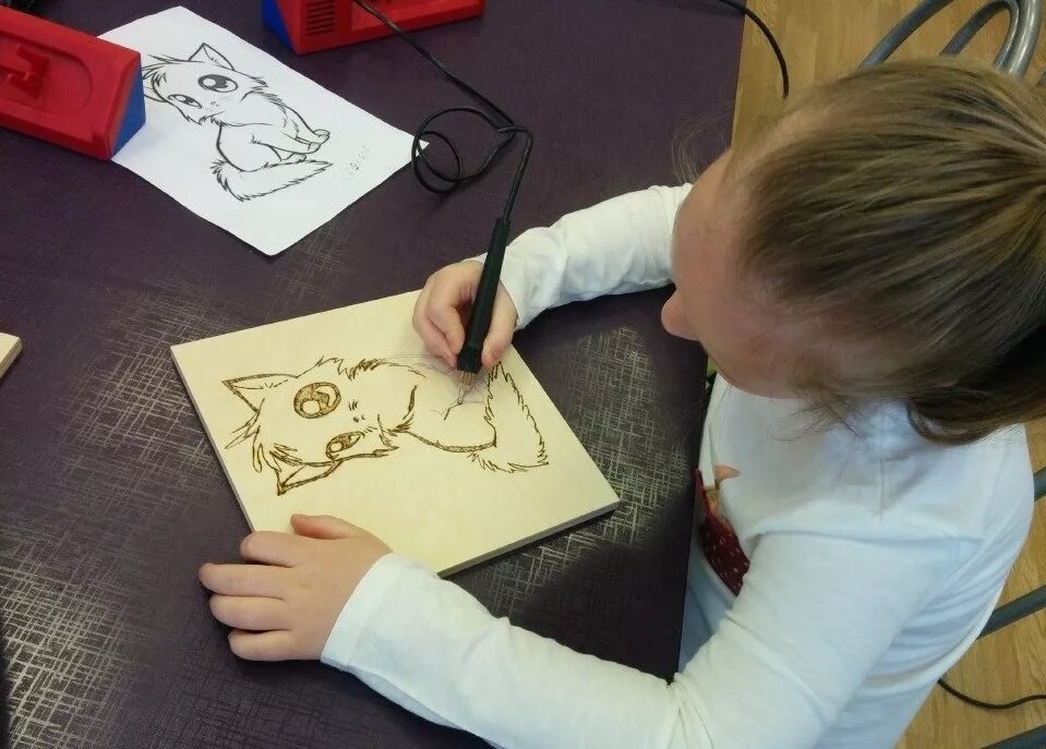 кружок выжигания в детском саду. дети выжигают картинка. художественное выжигание. выжигатель для детей. ребенок выжигает.