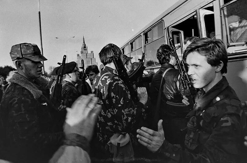 Ссср 90 годы. Москва в лихие девяностые. Геннадий Михеев фотограф. Москва лихие 90-е. Лихие 90 е годы в России.