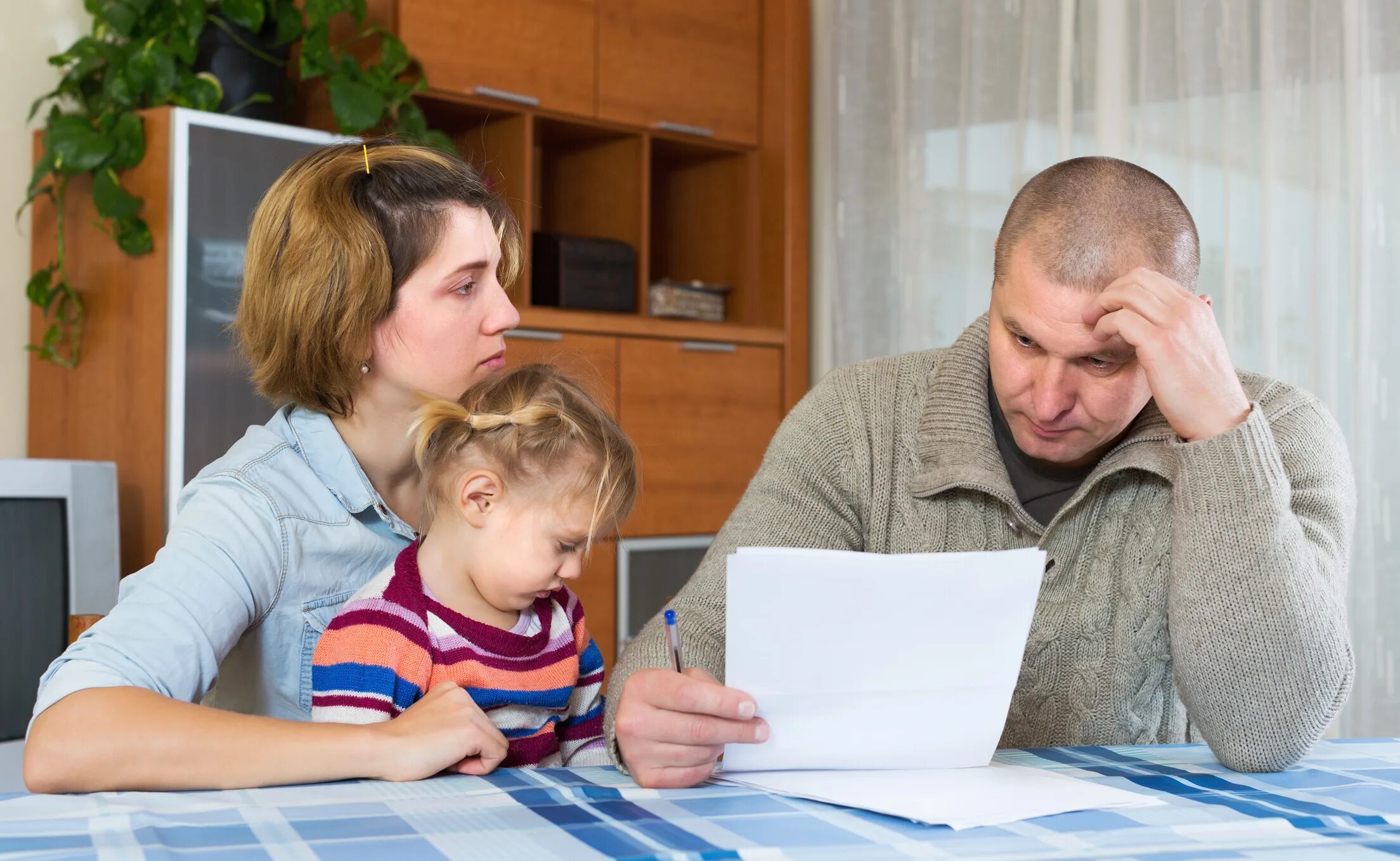 Обсуждение в семье. Семейный совет. Семейная дискуссия. Семейный совет фото. Обсуждают родственники