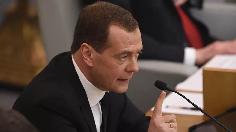 Вчера госдума. Выступление чиновника. Выступление госслужащего. Медведев в Думе. Речь госслужащего.