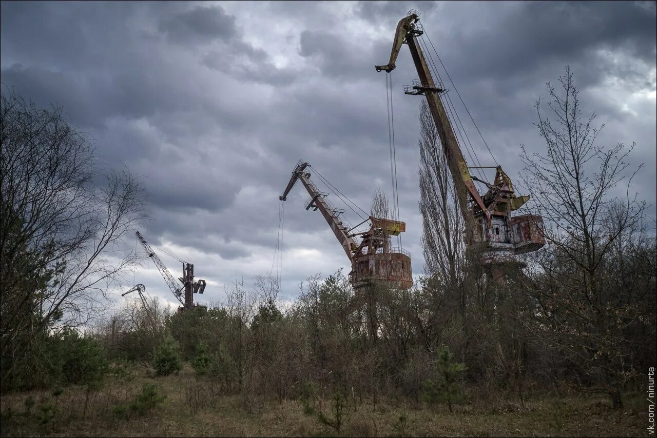 Башенный кран припять. Речной порт припять. Портальный кран припять. Припять портовые краны. Портовые краны чернобыль.