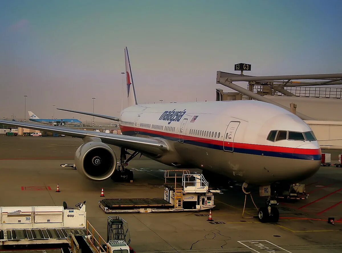 Боинг 777 Малайзия рейс mh370. Самолёт Боинг 777 Малайзия. 370 Малайзия Эйрлайнс. Боинг 777 300 Малайзия Эйрлайнс. Boeing 777 рейс