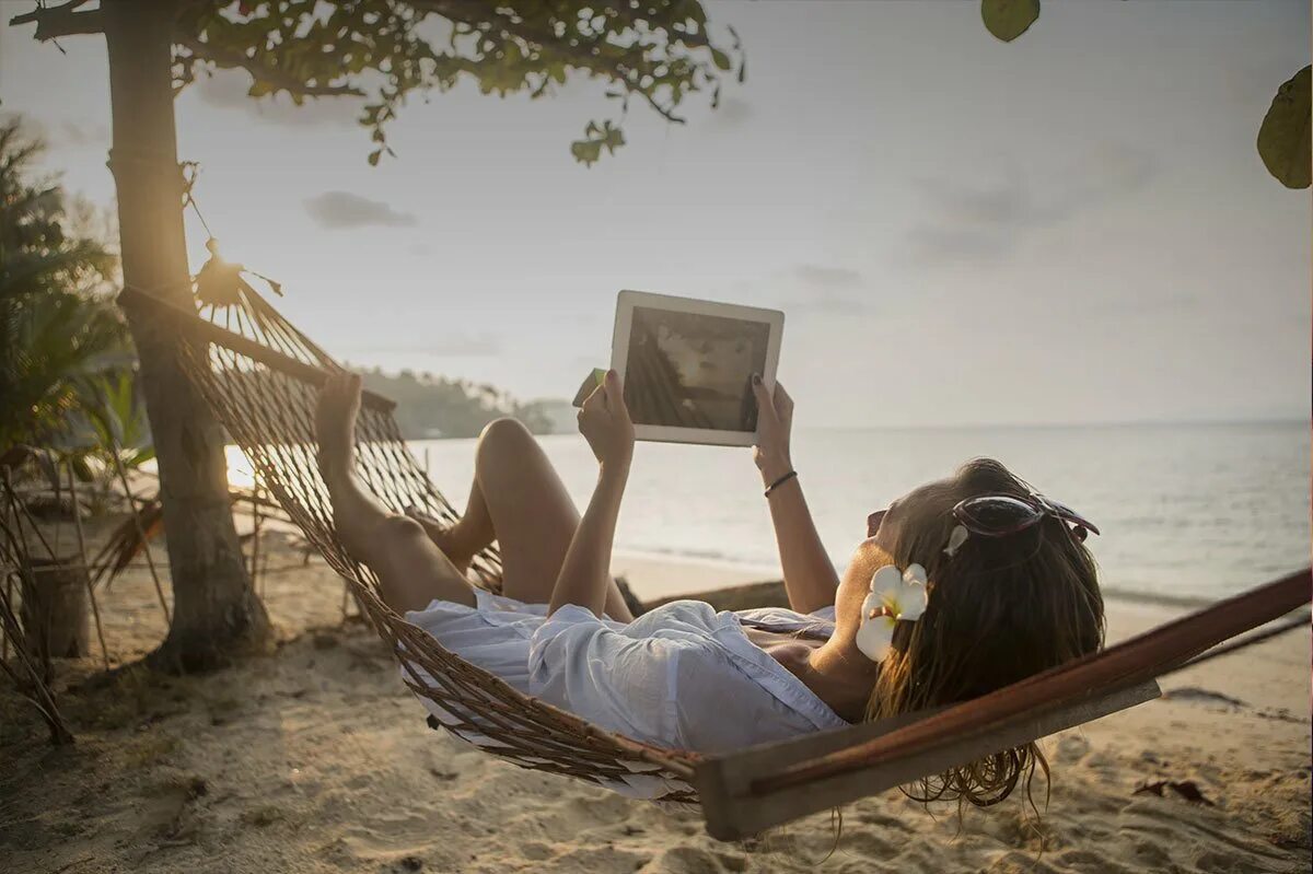 Девушка на шезлонге. Девушка отдыхает. Девушка в шезлонге на пляже. Девушка с ноутбуком на природе. Сестренка отдыхает