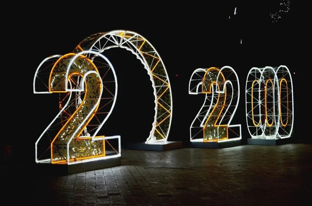 Сколько лет исполняется евпатории в 2025. Новогодняя евпатория иллюминация. новый год в евпатории 2025. украшение евпатории на новый год 2025. евпатория новогодние украшения 2025.