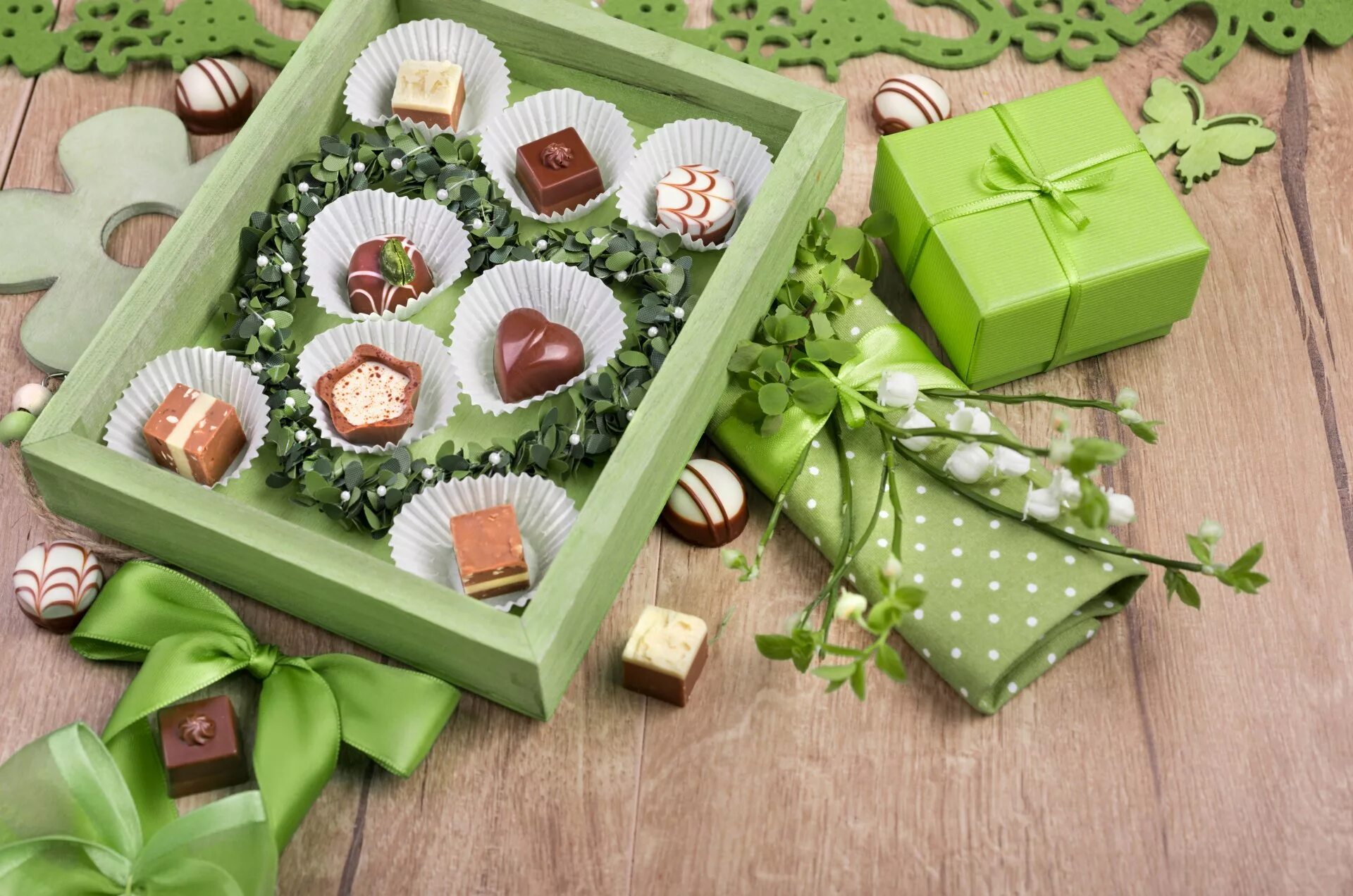 Весенние сладости. Коробки конфет. Шоколадные конфеты. Подарочная коробка конфет. Коробочка со сладостями.
