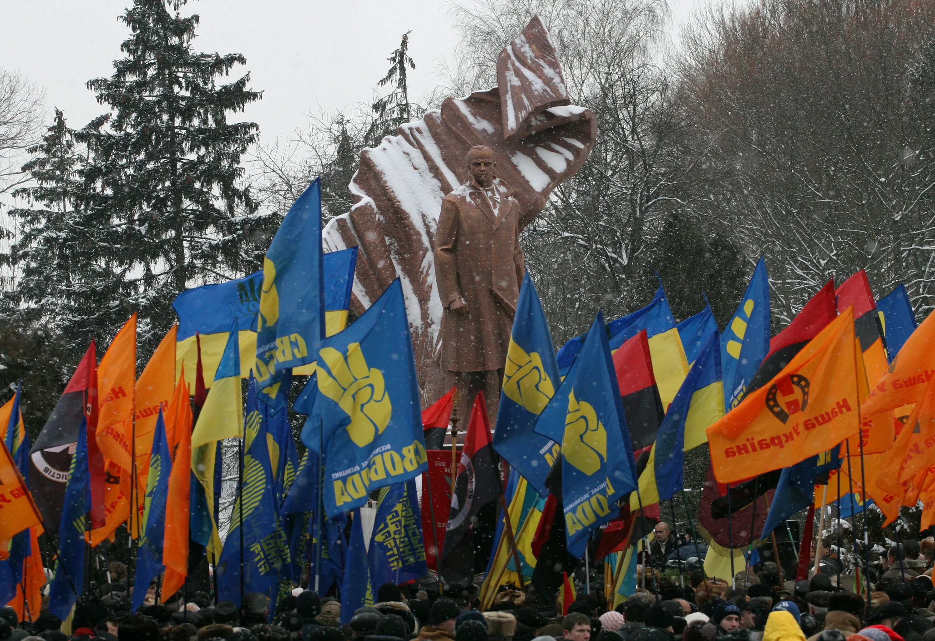 Памятник бандере 2022. Бандера на украинском. Памятник степану бандере (тернополь). Киев памятник бандере в киеве. Памятник степану бандере в киеве.